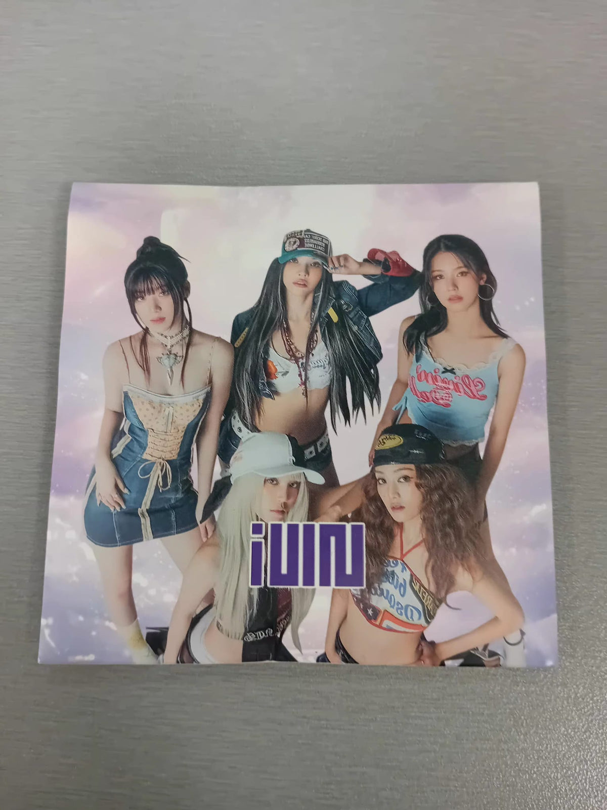 G)I-DLE odznak